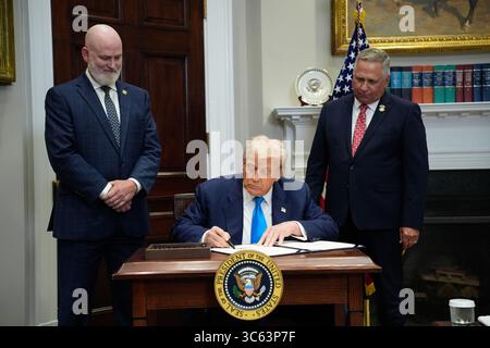 US-Präsident Donald J Trump unterzeichnet am 30. Juli 2025 im Roosevelt Room des Weißen Hauses in Washington, DC, USA, den VA Home Loan Program Reform Act. Sie sehen: US-Repräsentant Derrick Van Orden (Republikaner von Wisconsin), links, und US-Repräsentant Mike Bost (Republikaner von Illinois), rechts.Credit: Yuri Gripas/Pool via CNP /MediaPunch Stockfoto