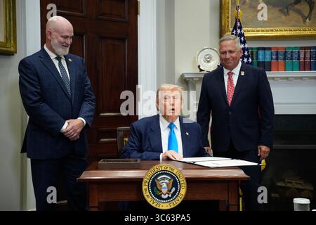 US-Präsident Donald J Trump unterzeichnet am 30. Juli 2025 im Roosevelt Room des Weißen Hauses in Washington, DC, USA, den VA Home Loan Program Reform Act. Sie sehen: US-Repräsentant Derrick Van Orden (Republikaner von Wisconsin), links, und US-Repräsentant Mike Bost (Republikaner von Illinois), rechts.Credit: Yuri Gripas/Pool via CNP /MediaPunch Stockfoto