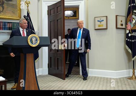 Washington, DC, USA. 30. Juli 2025. US-Präsident Donald J Trump unterschreibt am 30. Juli 2025 den VA Home Loan Program Reform Act im Roosevelt Room des Weißen Hauses in Washington, DC, USA. Quelle: Yuri Gripas/Pool über CNP/dpa/Alamy Live News Stockfoto