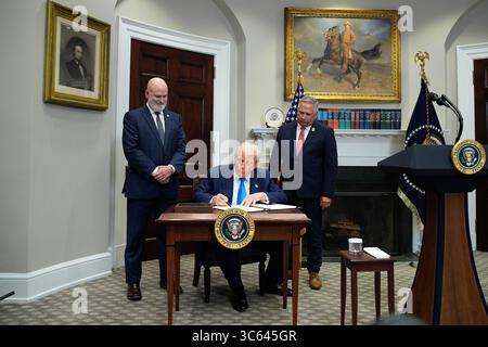 Washington, DC, USA. 30. Juli 2025. US-Präsident Donald J Trump unterzeichnet am 30. Juli 2025 im Roosevelt Room des Weißen Hauses in Washington, DC, USA, den VA Home Loan Program Reform Act. Zu sehen sind: US-Repräsentant Derrick Van Orden (Republikaner von Wisconsin) links und US-Repräsentant Mike Bost (Republikaner von Illinois) rechts. Quelle: Yuri Gripas/Pool über CNP/dpa/Alamy Live News Stockfoto