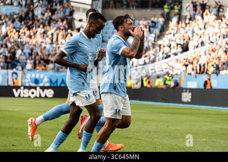 Sead Hakšabanovi? #29 von Malmö FF feiert gemeinsam mit Teamkollegen ein Tor beim zweiten Qualifikationsspiel der UEFA Champions League 2025/26 zwischen Malmö FF und RFS im Eleda Stadium. Endpunktzahl Malmö FF 1 : 0 RFS Credit: SOPA Images Limited/Alamy Live News Stockfoto