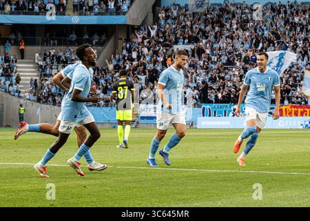 Sead Hakšabanovi? #29 von Malmö FF feiert gemeinsam mit Teamkollegen ein Tor beim zweiten Qualifikationsspiel der UEFA Champions League 2025/26 zwischen Malmö FF und RFS im Eleda Stadium. Endpunktzahl Malmö FF 1 : 0 RFS Credit: SOPA Images Limited/Alamy Live News Stockfoto