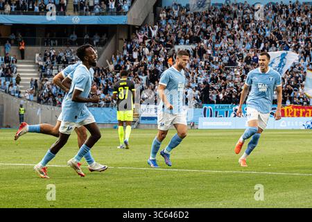 Sead Hakšabanovi? #29 von Malmö FF feiert gemeinsam mit Teamkollegen ein Tor beim zweiten Qualifikationsspiel der UEFA Champions League 2025/26 zwischen Malmö FF und RFS im Eleda Stadium. Endpunktzahl Malmö FF 1 : 0 RFS (Foto: Kristian Tuxen Ladegaard Berg/SOPA Images/SIPA USA) Credit: SIPA USA/Alamy Live News Stockfoto