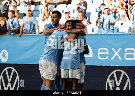 Sead Hakšabanovi? #29 von Malmö FF feiert gemeinsam mit Teamkollegen ein Tor beim zweiten Qualifikationsspiel der UEFA Champions League 2025/26 zwischen Malmö FF und RFS im Eleda Stadium. Endpunktzahl Malmö FF 1 : 0 RFS (Foto: Kristian Tuxen Ladegaard Berg/SOPA Images/SIPA USA) Credit: SIPA USA/Alamy Live News Stockfoto