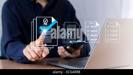 Dokumentüberprüfung und digitaler Genehmigungsprozess Stockfoto