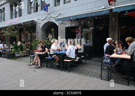 dänen und Touristen essen und trinken auf der Blågårdsgade kopenhagen dänemark mit sasaa Restaurant Harbour Bar Stockfoto