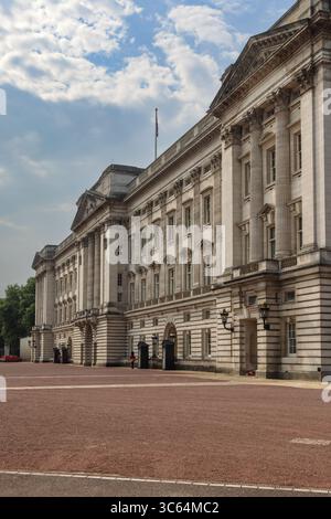 Buckingham Palace in London, England, im Sommer. Stockfoto