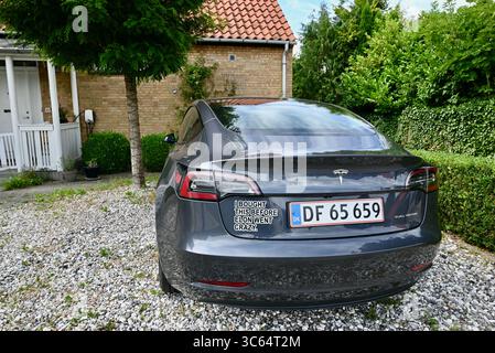 „ich habe das gekauft, bevor elon verrückt wurde“-Aufkleber auf der Rückseite eines tesla-Autos in Humlebæk dänemark Stockfoto