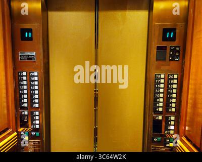 Fahrstuhlbedienfeld mit beleuchteten Bodentasten in einem Hochhaus Stockfoto