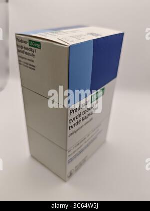 Prag, Tschechische Republik - 28. Juni 2025: PRADAXA-Packung mit dem Wirkstoff Dabigatranetexilat von Boehringer Ingelheim, zur Behandlung des Schlaganfalls p Stockfoto