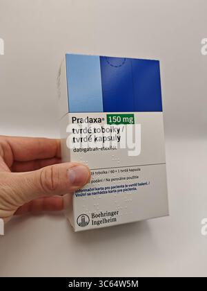 Prag, Tschechische Republik - 28. Juni 2025: PRADAXA-Packung mit dem Wirkstoff Dabigatranetexilat von Boehringer Ingelheim, zur Behandlung des Schlaganfalls p Stockfoto