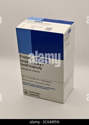 Prag, Tschechische Republik - 28. Juni 2025: PRADAXA-Packung mit dem Wirkstoff Dabigatranetexilat von Boehringer Ingelheim, zur Behandlung des Schlaganfalls p Stockfoto