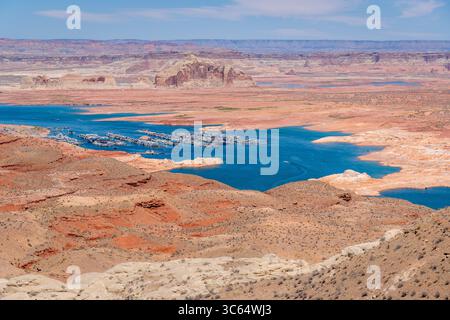 Schwere Dürre am Lake Powell mit reduzierter Wahweap Marina - Ein atemberaubender Blick aus der Luft fängt einen großen Wasserkörper in einer Wüste ein Stockfoto