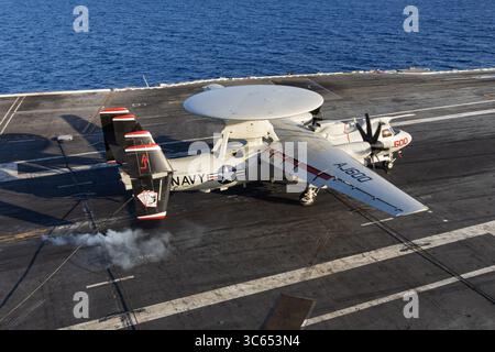 Ein Carrier Air Wing 8 E-2D Hawkeye, der der Airborne Command and Control Squadron 124 angehört, landet auf dem Flugdeck des weltweit größten Flugzeugwagens Stockfoto