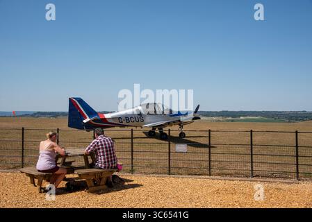 Compton Abbas Dorset England Großbritannien. 17.07.2025. Luftseitenblick vom Flugplatz Compton Abbas mit zwei Besuchern, die den Flugplatz im Westen besuchen Stockfoto