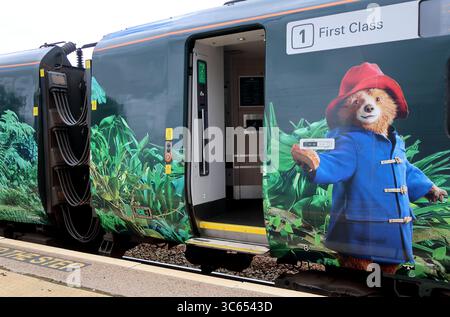 GWR Paddington in Peru fährt für den dritten Paddington-Film, der hier in Totnes hinter dem Triebwagen Nr. 802106 zu sehen ist. Stockfoto