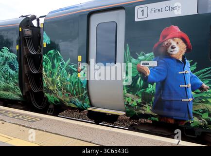 GWR Paddington in Peru fährt für den dritten Paddington-Film, der hier in Totnes hinter dem Triebwagen Nr. 802106 zu sehen ist. Stockfoto