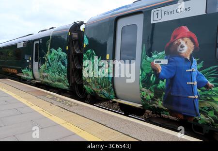 GWR Paddington in Peru fährt für den dritten Paddington-Film, der hier in Totnes hinter dem Triebwagen Nr. 802106 zu sehen ist. Stockfoto