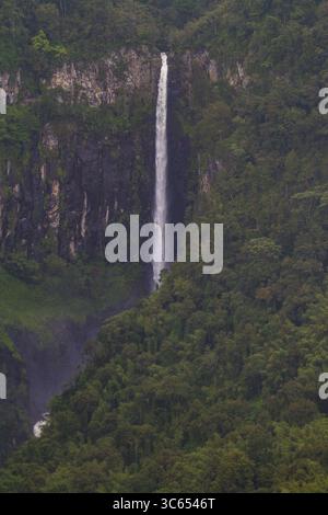 Blick auf einen dramatischen Wasserfall, der eine steile Klippe hinabstürzt, umgeben von grünen Wäldern in Ndaragwa, Nyeri County, Kenia, Ndaragwa, Nyeri County, Stockfoto