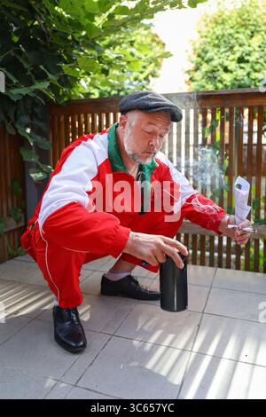 Comic-Szene von Männern, die sich in Trainingsanzug hocken, Papier in Rollen halten und leichteren, urbanen Charakter-Humor Stockfoto