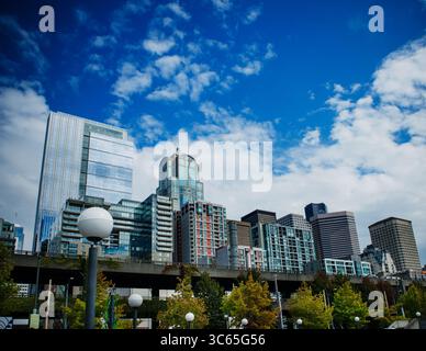 Blick auf die Innenstadt von Seattle vom Ufer, Seattle, Washington Stockfoto