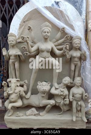Tonidol der Göttin Durga in der Herstellung mit ihren Kindern, fotografiert in einer traditionellen Handwerkstatt in Kumartuli, Kalkutta, Juli 2025. Stockfoto