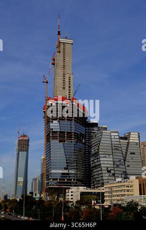 Die erhöhte Konstruktion des ToHa Tower 2 in Tel Aviv-Jaffa setzt den Stahlkern und das Glaspodium vor klarem Himmel frei, wodurch die Dynamik des städtischen Wachstums erfasst wird. Stockfoto