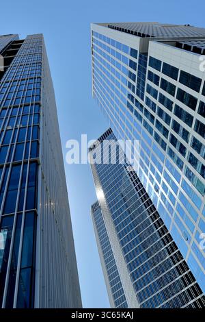 Moderne Glashochhäuser in Tel Aviv-Jaffa erheben sich in einen leuchtend blauen Himmel und erfassen urbane Symmetrie, Licht und kühnes architektonisches Design vom Feinsten. Stockfoto