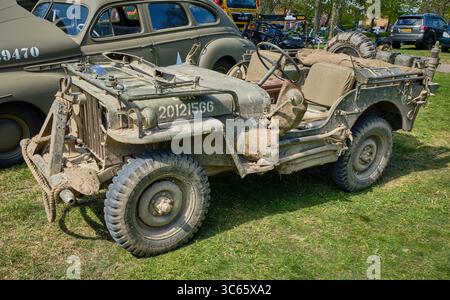 20. April 2025: Limmen-Niederlande: Ein mit Schlamm bedeckter Jeep aus dem Zweiten Weltkrieg wird neben einem Stabwagen der US-Armee geparkt, während ein historisches Militärfahrzeug zusammentritt Stockfoto