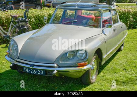 20. April 2025 - Limmen-Niederlande: Oldtimer Citroën DS parkt während des jährlichen Blumenfestes Bloemendagen auf Gras und zieht Oldtimer-Enthusi an Stockfoto