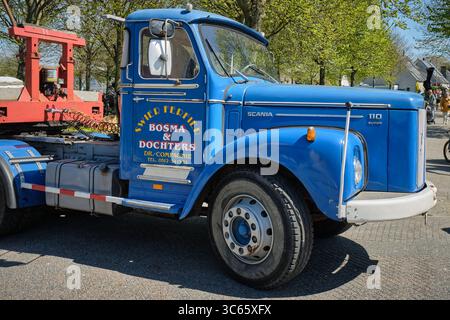 20. April 2025: Limmen-Niederlande: Ein restaurierter Scania 110 Super Truck mit einem roten Lowboy-Anhänger, der während Holland Flower Even auf einer Straße geparkt wurde Stockfoto
