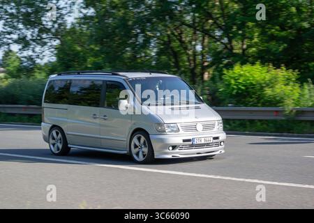 Ostrava, Tschechien – 13. Juni 2025: BRABUS Mercedes-Benz Vito W638 getuntes Fahrzeug mit Bewegungsunschärfe Stockfoto