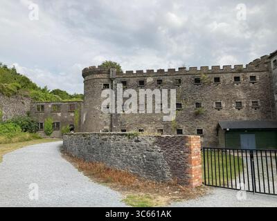 Blick von außen auf Cork City Gaol im Stadtzentrum von Cork mit Steinmauern, Türmen, Türmen und historischer Gefängnisarchitektur Stockfoto