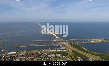 Afsluitdijk, von den Oever aus gesehen, Luftbild. Niederländische Wasserbarriere. Infrastruktur. Stockfoto