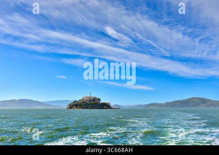 Blick auf Alcatraz Island von der Touristenfähre zurück nach San Francisco, Kalifornien, USA. Stockfoto