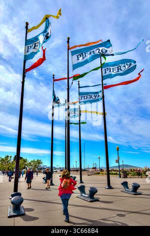 Flaggen und Banner am Eingang zum Touristeneinkaufsviertel „Pier 39“ in San Francisco, Kalifornien, USA. Stockfoto