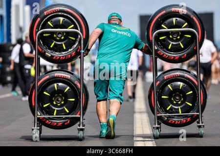 Budapest, Ungarn. 31. Juli 2025. Aston Martin F1 Team Mechaniker mit Pirelli Reifen im Fahrerlager. 31.07.2025. Formel-1-Weltmeisterschaft, Rd 14, Großer Preis Von Ungarn, Budapest, Ungarn, Vorbereitungstag. Das Foto sollte lauten: XPB/Alamy Live News. Stockfoto