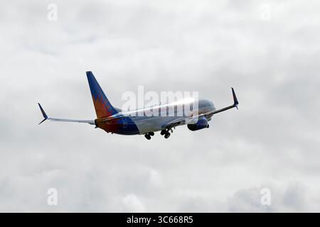 G-JZHN, Boeing 737-8MG, Jet2, Boeing 737-800. Räder werden nach dem Start eingefahren. Stockfoto