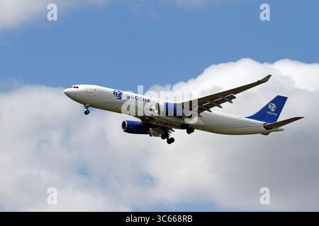 G-EODS, Airbus A330-300(F), Geodis Air Network, Frachter von Titan Airways. Umrüstung von Passagier- auf Frachtgut von Airbus A330-343(P2F). Stockfoto