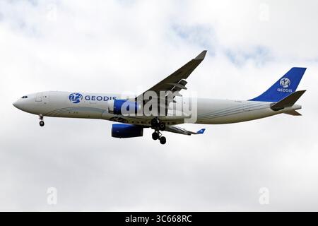 G-EODS, Airbus A330-300(F), Geodis Air Network, Frachter von Titan Airways. Umrüstung von Passagier- auf Frachtgut von Airbus A330-343(P2F). Stockfoto
