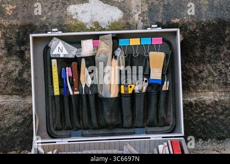 Ein kompletter Satz archäologischer Werkzeuge in einem Metallkoffer. Stockfoto