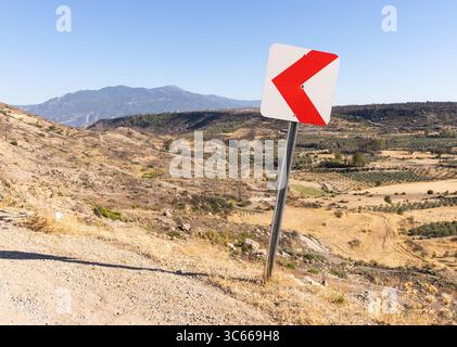 Nahaufnahme des Straßenschilds zeigt links in der Talstraße in der Nähe von Farmfeldern, Mugla, Türkei Stockfoto