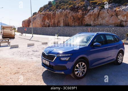 Das Auto parkte am 26. September 2022 in der Nähe einer Bushaltestelle aus dem Bezirk Kas in Antalya, Türkei Stockfoto