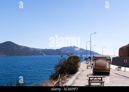 Wunderschöner Blick auf das Mittelmeer und eine Bushaltestelle vom Bezirk Kas in Antalya, Türkei am 26. September 2022 Stockfoto