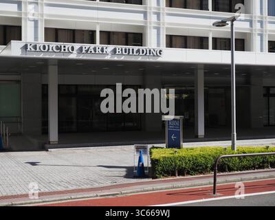 TOKIO, JAPAN - 31. Juli 2025: Kioicho Park Building, ein Bürogebäude in Chiyoda Ward aus den frühen 1970er Jahren. Es hat einen Rahmen, um es zu stärken. Stockfoto