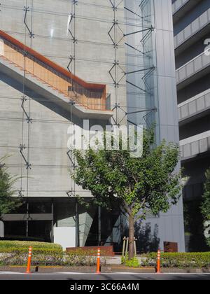 TOKIO, JAPAN - 31. Juli 2025: Detail des Kioi Seido, eines von Hiroshi Naito entworfenen Gebäudes im Chiyoda Bezirk Tokio. Stockfoto