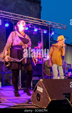 Die Collective Blues Band im Konzert. Place de La Madeleine während des Musikfestivals. Beziers, Occitanie, Frankreich Stockfoto
