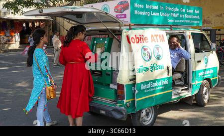 Indische Frauen verwenden einen mobilen Geldautomaten, Geldautomaten, Geldautomaten, der von der United Bank of India in Rajasthan, Indien, betrieben wird Stockfoto