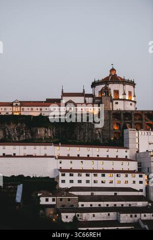 Porto, Portugal - 17. Juni 2022: Blick auf das Kloster Serra do Pilar, das auf einem Hügel thront, dessen weiße Wände sanft gegen den Abendhimmel leuchten. Stockfoto