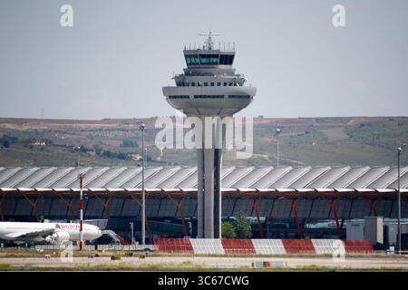 17. Mai 2020, Barajas, MADRID, SPANIEN: Kontrollturm des Terminals 3 des Flughafens Madrid-Barajas Adolfo Suarez am dritten Tag, an dem die Anordnung des Gesundheitsministeriums in Kraft tritt, wonach alle Personen aus dem Ausland innerhalb von 14 Tagen nach ihrer Ankunft eine Quarantäne durchführen müssen. Seit letztem Freitag werden die ausländischen Gesundheitsteams Hygienekontrollen in Häfen und Flughäfen durchführen. In Madrid (Spanien) am 17. Mai 2020. (Bild: © Oscar J. Barroso/AFP7 via ZUMA Wire) Stockfoto